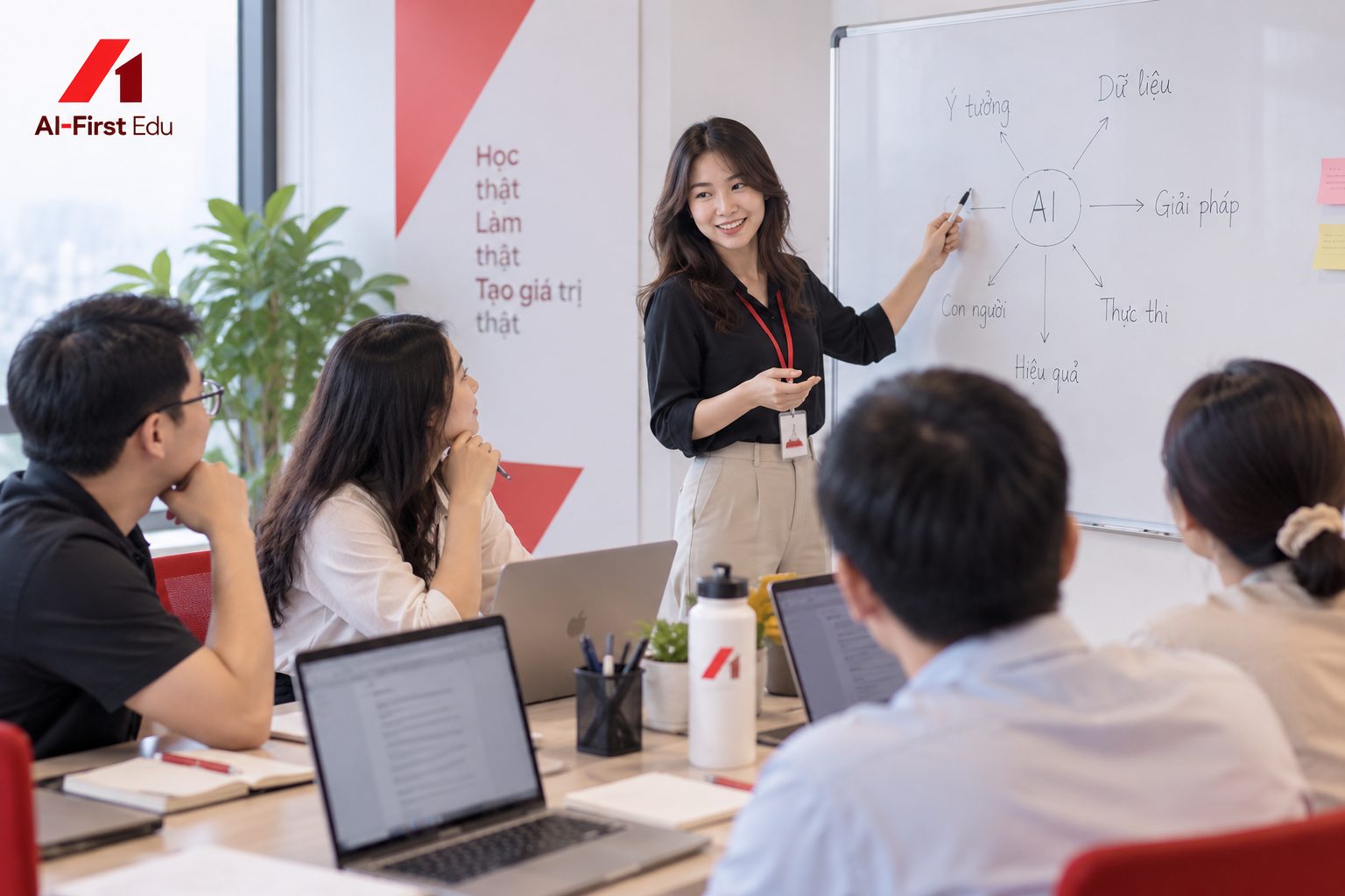 Giảng viên vẽ sơ đồ cách làm việc với AI trên bảng trắng