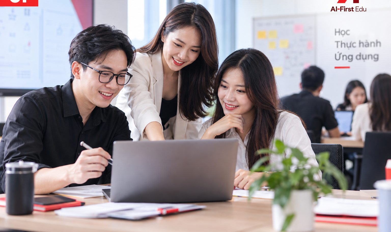 Hai đồng nghiệp dùng công cụ AI ngay trong công việc hằng ngày tại bàn làm việc